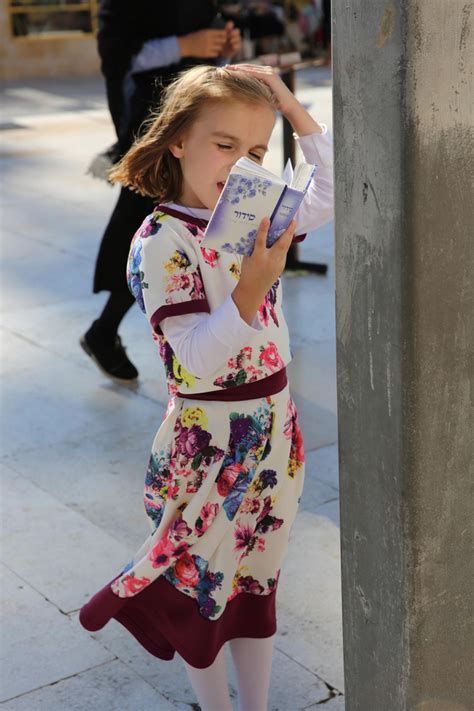 圣城墨香|耶路撒冷街头读书的女孩_新浪图片