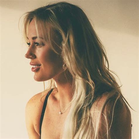 NFL Fans Loving Annie Agar’s Fourth Of July Swimsuit - The Spun