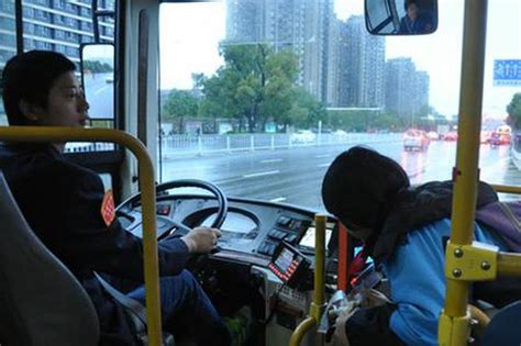 28岁的公交车驾驶员：受气的时候提醒自己 我是来赚钱的_新浪湖南_新浪网