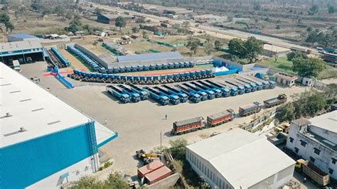 Daimler India CV delivers 120 BharatBenz trucks to CJ Darcl Logistics ...
