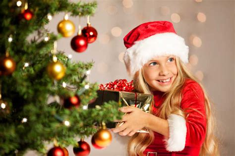 戴着圣诞帽的小婴儿图片素材-趴在毛毯上围绕着圣诞礼物的小婴儿创意图片-jpg格式-未来素材下载