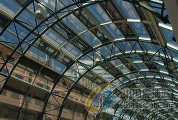 洛阳北玻造世界最大弧长弯钢玻璃 达4500mm