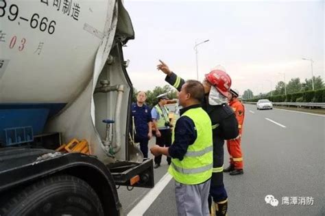 LNG（液化天然气）罐车高速追尾罐体受损 鹰潭消防科学处置化险为夷-中国网