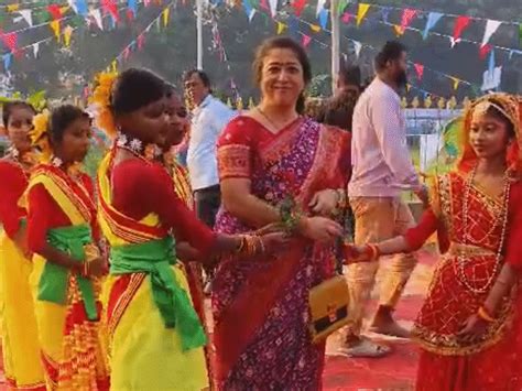 Dance welcomes voters in Purnea: 12 pictures from Bihar polling ...