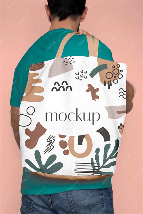 Premium PSD | Man carrying tote bag mockup