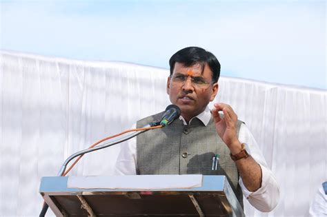 Shri Mansukh Mandaviya hands over Citizenship certificates issued by ...