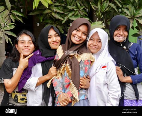Girls muslim indonesia indonesian hi-res stock photography and images ...