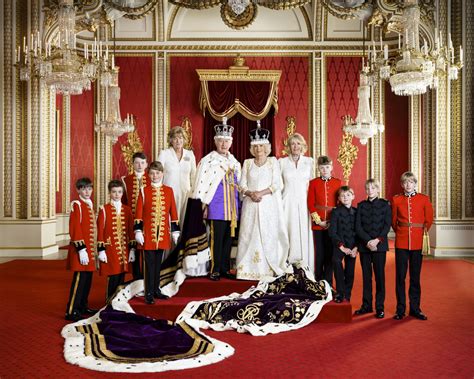Coronation photo shows King Charles with Prince William and Prince George - BBC News