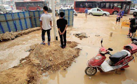河南大旱：官员乘轿车下乡送水 拍照、录像后走人|小到中雨|气象_凤凰资讯