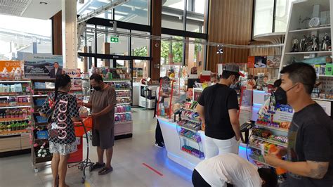 Rene-in-Bangkok: DE GROOTSTE 7-ELEVEN....THE BIGGEST 7-ELEVEN