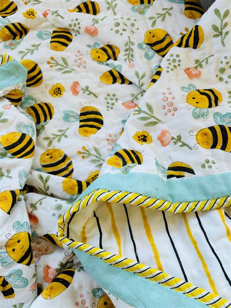 Organic Mulmul Cotton Baby Quilt | Honey bee – House of Phulwari