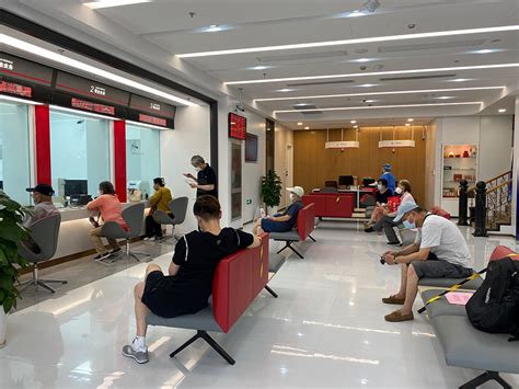 上海的银行门口排长队有缓解 但客户反映业务窗口数量有点少_凤凰网