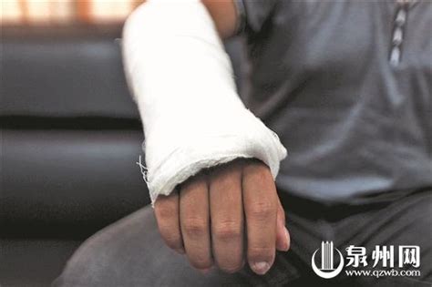 男子偷车时被擒暴力拒捕 巡逻队员手腕被砸骨折_央广网