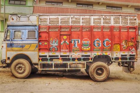 Why Truckers Paint their Trucks So Bright