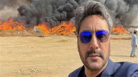 Pakistan actor picture with exploded background goes viral on Twitter ...
