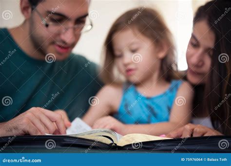 一起读圣经的家庭 库存图片. 图片 包括有 夫妇, 学龄前儿童, 妈妈, 教育, 系列, 谚语, 愉快, 子项 - 75975711
