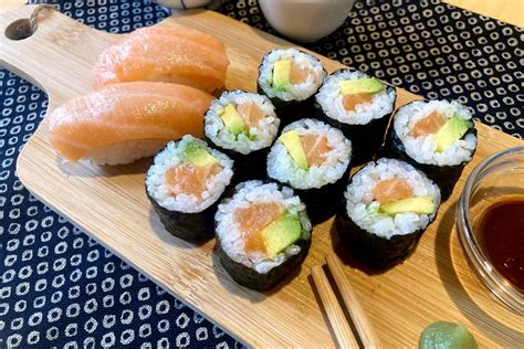 Japanese Salmon Sushi Roll Recipe | Yujinizakaya.com.sg