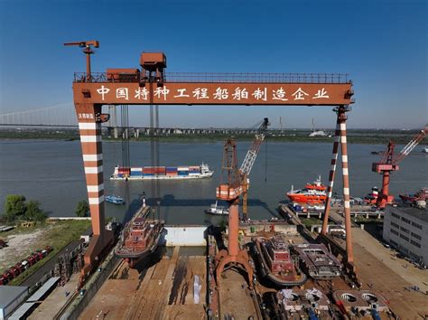 镇江船厂创造单日船舶吊装下水新纪录
