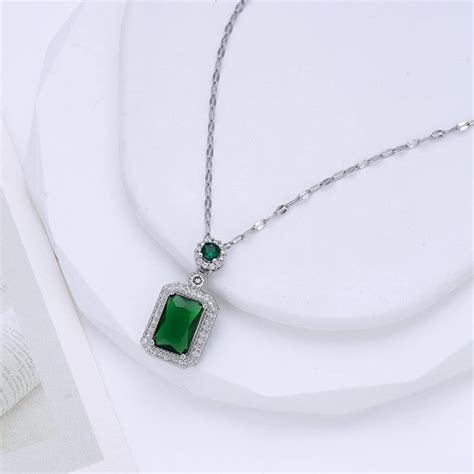 Green Crystal Pendant Necklace – BeautyNX.com