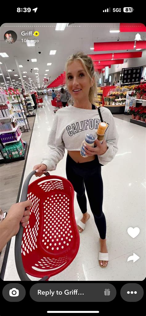 Macy barefoot in leggings is my shit… : r/MacyBroyles_