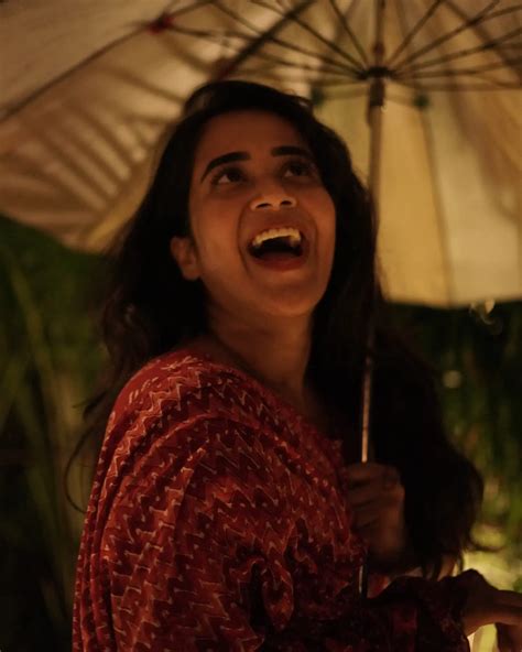 Deepthi Sunaina : చీకట్లో మెరిసిపోతున్న దీప్తి సునైనా.. గొడుగు ...