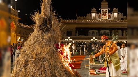 Holi 2025: मेवाड़ के पूर्व राजपरिवार ने किया होलिका दहन, रंग- बिरंगी ...