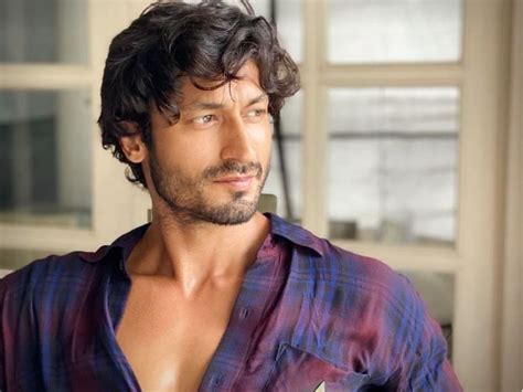 विद्युत जामवाल से मिलने पहुंचे फैंस ने किया चक्का जाम, एक्टर ने किया ...