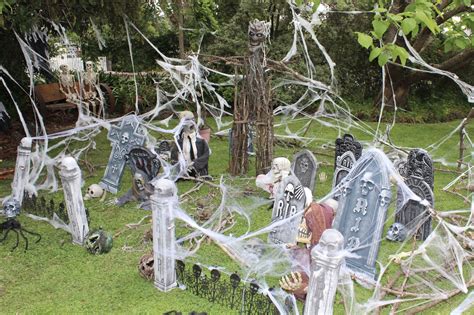 Halloween Cemetery — Chic Party Ideas | Halloween graveyard decorations ...