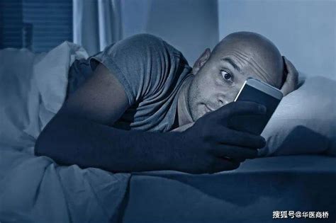 舒肤灵：天天睡前玩手机的人，久而久之，你需要承担5个后果_睡眠_影响_少在