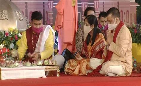 अरविंद केजरीवाल ने दिल्ली के अक्षरधाम मंदिर में दीवाली पूजा में लिया ...