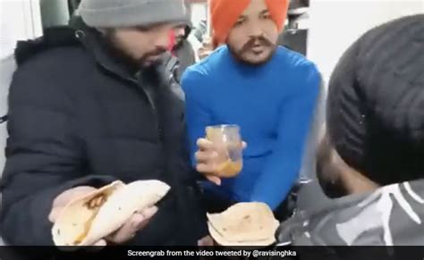 यूक्रेन में फंसे छात्रों की कुछ इस तरह मदद कर रहा ये शख्स, खाना खिलाने ...