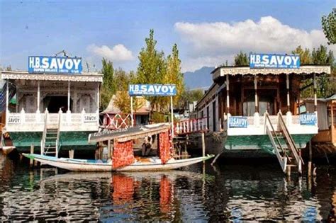Houseboats In Kashmir: A Treat For Nature Buffs And Adventurers