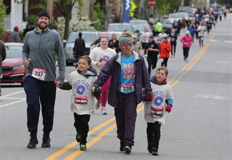 Runners enjoy dough-licious fun at Detroit-Shoreway 5K (photos ...