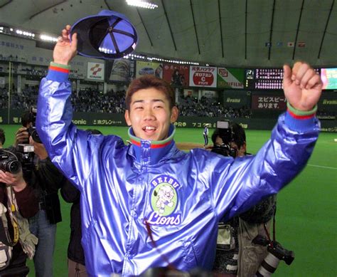 1999年、オリックスのイチローは西武の松坂大輔から通算100号本塁打を放つ。満員の観客が「怪物」と「天才」の対決を見守った＝グリーン ...