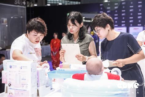 我院师生受邀参加中国母婴产业创新联盟第三届高峰论坛-西安培华学院-医学院