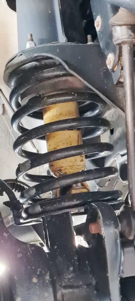 How to Use a Coil Spring Compressor for a 1996 GMC 1500 2WD 的图像结果