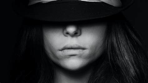 Download wallpaper 2560x1440 girl, hat, bw, face, portrait widescreen ...