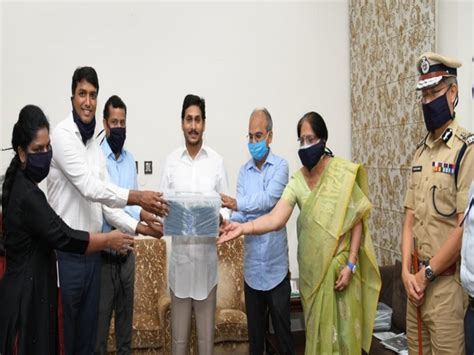 Women Self Help Groups at the forefront to provide handmade masks in ...