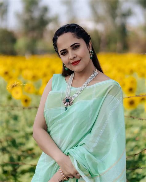 Anasuya : పచ్చ చీరలో పొద్దుతిరుగుడు పూల మధ్య అనసూయ పరవశం..