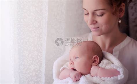 母亲怀中抱着婴儿设计元素2000*2000图片素材免费下载-编号380005-潮点视频