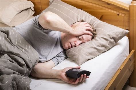 失眠的科学：为什么睡前玩手机影响睡眠？