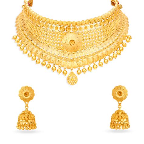 Striking Lightweight Gold Choker Necklace Set for the Indian Bride