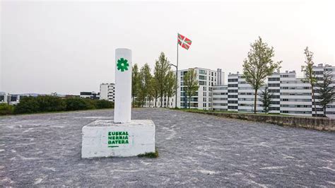 Ikurrina bat jartzeagatik, Udalak Mozal Legea ezarri die Zabalganeko ...