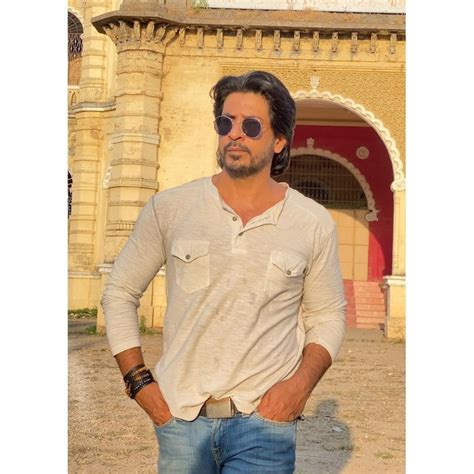 शाहरुख खान का हमशक्ल है ये शख्स, अपने लुक और स्टाइल से कर देगा आपको ...