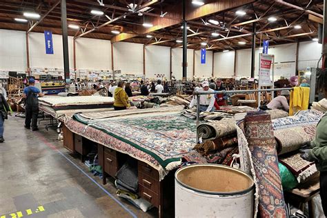 Oakland warehouse sale attracts thousands on opening day