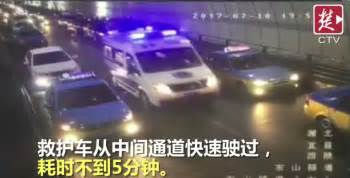 救护车遇堵车 其他车主动让出一条“生命通道”_凤凰湖北