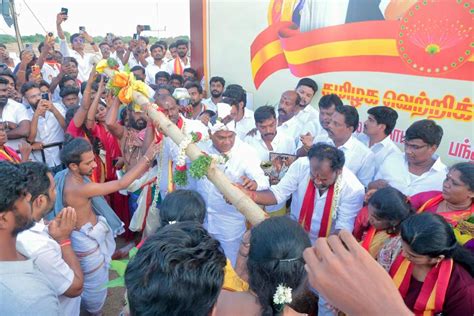 தவெக 2-வது மாநில மாநாடு பந்தல்கால் நடும் விழா: மதுரையில் குவிந்த ...