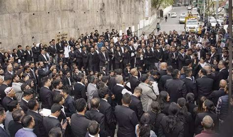Traffic disrupted in Shimla as Himachal Pradesh high court lawyers ...