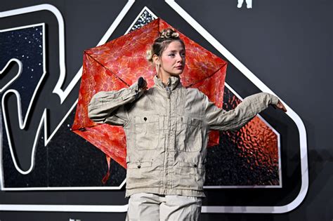 Dora Jar Reacts To Gracie Abrams Fans Petitioning To Have Her Replaced ...