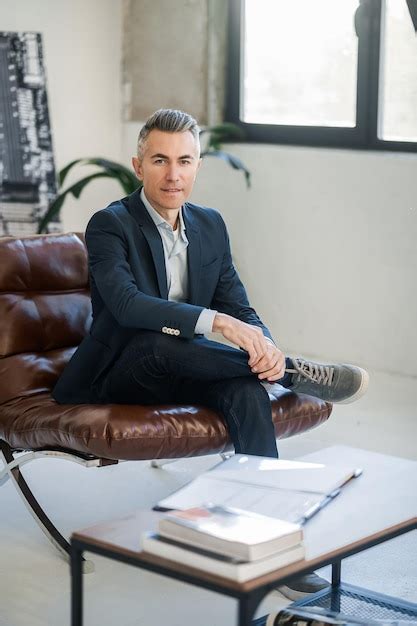 Suit Man Sitting 的图像结果